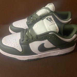 NIKE Dunk Low’s Olive Green Woman